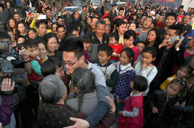河南4岁男孩被拐 26年后母子终团聚感动全村 
